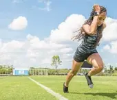  ?? WILLIE J. ALLEN JR./ORLANDO SENTINEL ?? Freshman 400-meter star speedster Nakira Hudson, 15, works out during track practice at Dr. Phillips High.