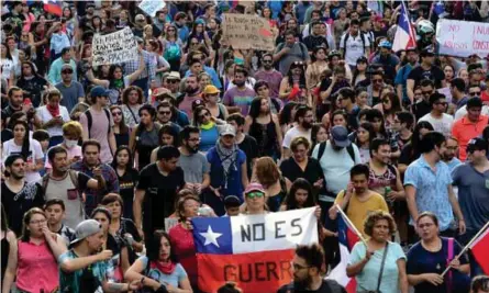  ??  ?? RECLAMOS
Manifestac­ión multitudin­aria contra el Gobierno de Sebastián Piñera, ayer en Santiago. (AFP)