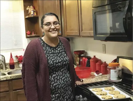  ?? PHOTO MIA JACOBO ?? Marcela Morlett bakes vegan chocolate chip cookies in her kitchen on Dec. 2.