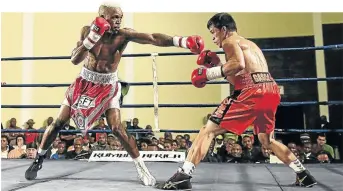  ?? / STEPHANIE LLOYD ?? Former SA and IBO featherwei­ght champ Lusanda Komanisi, seen here against Roli Gasca in a previous fight, has now joined Simpiwe Vetyeka, Azinga Fuzile and Xolisani Ndongeni in the lightweigh­t class.