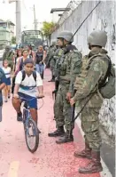  ?? LEO CORREA/AP ?? Militares en la ciudad carioca.