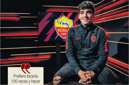  ??  ?? —En liga se les achaca que no le han ganado a los de arriba. ¿La Juve puede ser el punto de inflexión?
Gonzalo Villar posa en el studio de Roma Channel.
—Al final de la temporada hay una Euro Sub-21. A este nivel supondrá que, como mínimo, estará ahí.