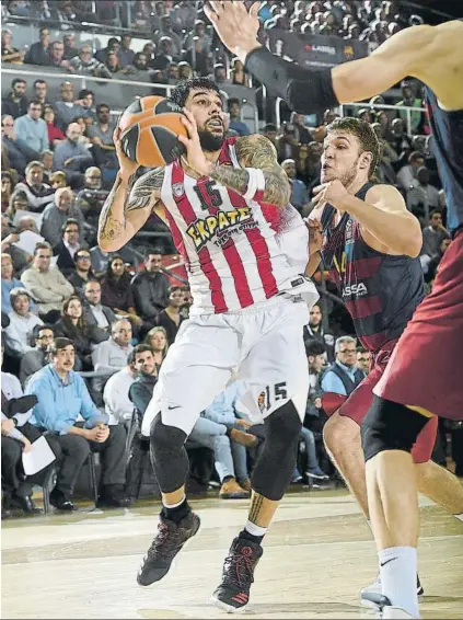  ?? FOTO: GETTY ?? Georgios Printezis, defendido por Vezenkov y Tomic en enero. El Olympiacos ha ganado seis de sus últimos siete duelos con el Barça