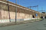  ?? (servizio LaPresse) ?? Sopra, la scritta contro il presidente turco a Porta Maggiore e, sotto, il muro ripulito (Proto). In alto da sinistra via Carlo Botta, all’Esquilino, e viale Regina Margherita al Salario