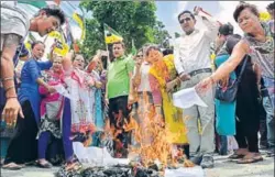  ?? AFP FILE ?? Supporters of Gorkha Janmukti Morcha (GJM) take out a protest on the outskirts of Siliguri demanding separate statehood for Gorkhaland.