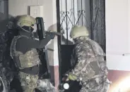  ??  ?? Police raid a house during a counternar­cotics operation, Bursa, Jan. 16, 2020.