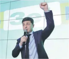  ??  ?? El comediante y candidato presidenci­al Volodymyr Zelenskiy en un discurso después de las elecciones, ayer.