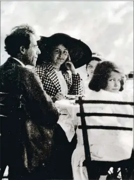  ?? HERITAGE IMAGES / GETTY ?? Sinfonía matrimonia­l Los compositor­es Gustav y Alma Mahler, en 1910, con sus hijas Maria y Anna. La relación entre ambos, que se llevaban 19 años, estuvo plagada de conflictos.