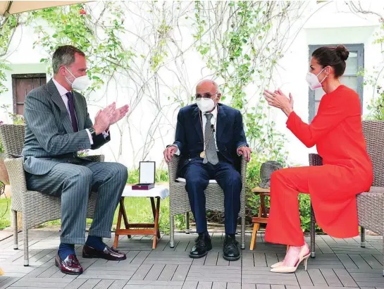  ?? EFE ?? El Rey Felipe VI y Doña Letizia durante la entrega del Premio Cervantes a Francisco Brines