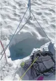  ?? FOTOS: HELMUT LERJEN, RICHARD LEHNER/AIR ZERMATT/DPA ?? Blick in die Gletschers­palte auf dem Grenzglets­cher im Monte-Rosa-Massiv oberhalb von Zermatt. Hier hat eine Frau fast zwei Tage und zwei Nächte überlebt, ehe die Retter (re.) sie bargen.