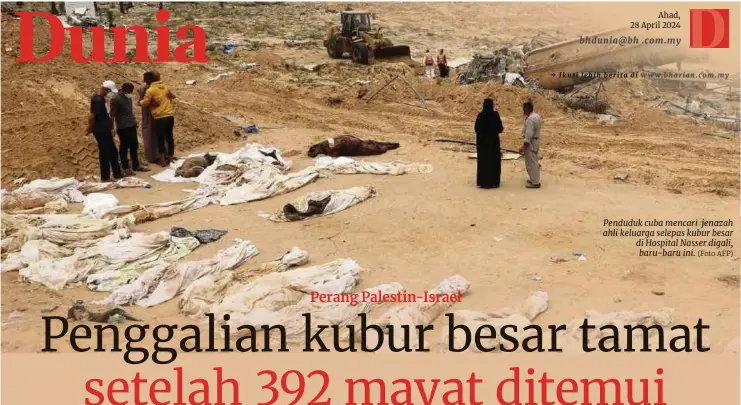  ?? (Foto AFP) ?? Penduduk cuba mencari jenazah ahli keluarga selepas kubur besar di Hospital Nasser digali, baru-baru ini.