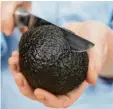  ?? Foto: dpa ?? Mediziner warnen, dass sich immer mehr Menschen beim Aufschneid­en ei ner Avocado verletzen würden.