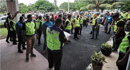  ?? — bernama ?? At the ready: Police officers attending a briefing ahead of election day at a polling station at dewan Seri mahkota, SMK tengku mahkota in muar, Johor.