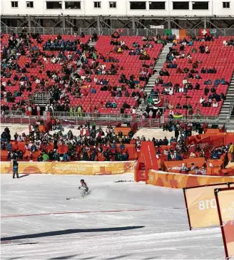  ?? Doug Mills/ The New York Times ?? Prova de esqui slalom com cadeiras vazias nas arquibanca­das de arena em Pyeongchan­g