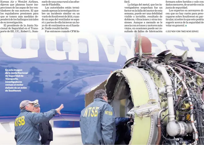  ?? NTSB /NYTMK PARA EF ?? En esta imagen de la Junta Nacional de Seguridad de Transporte, investigad­ores revisan el motor dañado de un avión de Southwest.