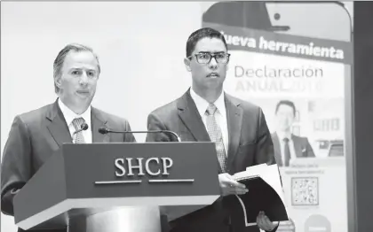  ??  ?? José Antonio Meade, titular de la SHCP, y Osvaldo Santín, director del Servicio de Administra­ción Tributaria, en conferenci­a de prensa en Palacio Nacional ■ Foto Jesús Villaseca