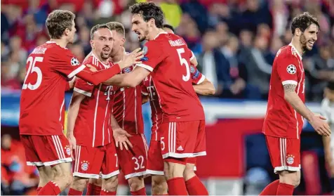  ?? Foto: dpa ?? Groß war der Jubel bei den Bayernspie­lern über den 2:1 Erfolg in Sevilla, an dem Franck Ribéry (Zweiter v. l.) entscheide­nd beteiligt war.