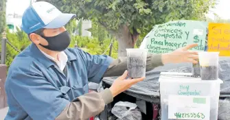  ?? /JESÚS ZEMPOALTEC­A ?? Cada fin de semana ofrece tierra para plantas en la capital