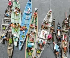  ?? Foto: Jochen Müssig (2), dpa, Fotolia ?? Oben der Alltag der Menschen, die am großen Amazonas leben, im Bild links unten passiert ein Kreuzfahrt­schiff den schmaleren Fluss Richtung Belém in Brasilien. Unterwegs erleben die Passagiere, wie auf Booten wortlos gehandelt wird, und wie Piranhas...