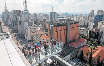  ?? AMANDA PEROBELLI/ESTADÃO ?? Vista privilegia­da. Visitantes ‘disputaram’ espaço no mirante em busca dos melhores ângulos para selfies