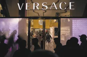  ?? Felipe Dana / Associated Press ?? People loot a Versace boutique in Barcelona late Saturday during a demonstrat­ion condemning the arrest of rapper Pablo Hasel last week.