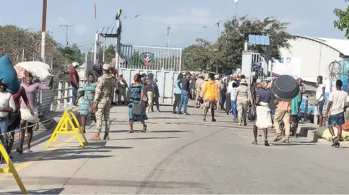  ?? F.E. ?? El comercio binacional se vio afectado por los conflictos suscitados en Haití, que generaron pánico entre los comerciant­es haitianos.