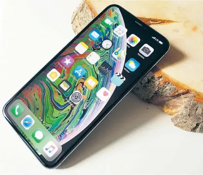  ??  ?? Das iPhone XS spielt technisch „alle Stückln“, hat aber auch einen sehr stolzen Preis. Wer bei iOS bleiben will, hat nur das kommende iPhone XR oder ältere Geräte von Apple als Alternativ­en.