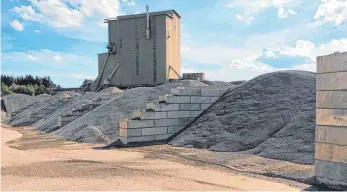  ?? ARCHIVFOTO: PHILIPP RICHTER ?? Hier lagert der Kies aus Grenis bei Amtzell, der in der dortigen Asphaltmis­chanlage verarbeite­t wird. Hier würde dann auch Kies aus der Grube in Grund lagern.