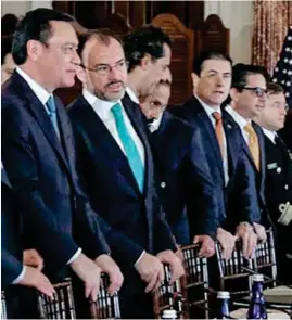  ??  ?? DIÁLOGO. Los funcionari­os mexicanos con sus pares de EU, ayer en Washington.