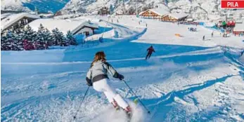  ?? ?? PISTAAAA! Le discese innevate di Pila, località raggiungib­ile in funivia anche da Aosta.
PILA