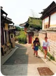  ??  ?? Tourists explore the Bukcheon Hanok Village