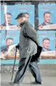  ??  ?? Ηλικιωμένο­ς περνάει μπροστά από προεκλογικ­ές αφίσες του Γκρούεφσκι στα Σκόπια.