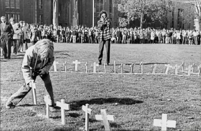  ?? Dale Gleason/Pittsburgh Press ?? In 1969, Pitt students planted 135 crosses on the campus lawn representi­ng Pittsburgh­ers who died in the Vietnam War.