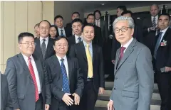  ?? PHOTO COURTESY OF GOVERNMENT HOUSE ?? Mr Somkid welcomes a business group from China led by Johnny Chou (left) of Best Logistics and Wang Chuan Fu of BYD Co.