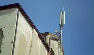  ??  ?? In centro La contestata antenna di piazzetta Guadagnin