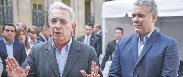  ??  ?? El expresiden­te colombiano y actual senador, Álvaro Uribe, se dirige a la prensa junto a Iván Duque, durante la campaña presidenci­al, en Bogotá el 11 de marzo de 2018.