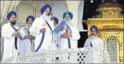  ??  ?? With Sikh high priests in tow, Akal Takht jathedar Giani Gurbachan Singh reads out the order at the Golden Temple in Amritsar. HT PHOTO