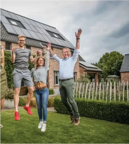  ?? FOTO KAREL HEMERIJCKX ?? Geen trampoline meer in de tuin. Dan maar een familiespr­ong op het gras.