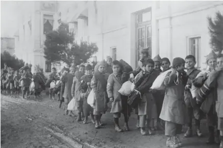  ??  ?? Photo ci-dessus :
Des orphelins arméniens expulsés de Turquie, en 1920. (© Shuttersto­ck/ Everett Historical)