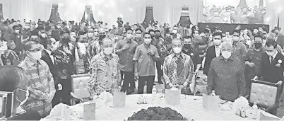  ??  ?? KENANGAN: Muhyiddin (dua kanan), Hajiji (dua kiri) bersama pemimpin GRS yang lain merakamkan gambar kenangan.