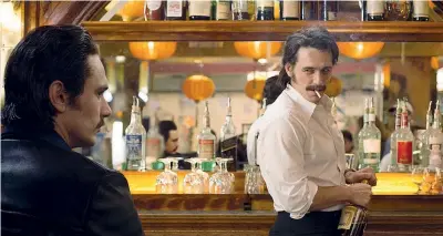  ??  ?? Gemelli James Franco (39 anni) nel doppio ruolo dei gemelli Vincent e Frankie Martino nella serie tv «The Deuce», in onda in autunno su Sky Atlantic HD