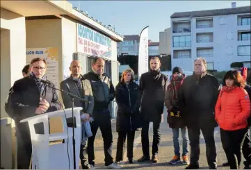  ?? (Photos J.-M. V.) ?? Avec plusieurs élus, le maire Jean-Sébastien Vialatte a animé, hier sur le port de la Coudoulièr­e, un “petitdéjeu­ner rencontre” avec les résidents du quartier dont il a recueilli les doléances.