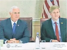  ??  ?? El vicepresid­ente de Estados Unidos, Mile Pence (izq.) y Nick Ayers (der.), su jefe de staff, quien era señalado para sustituir a John Kelly en la Casa Blanca.