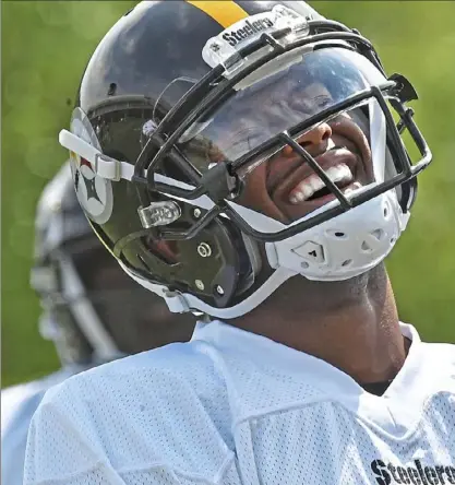  ?? Peter Diana/Post-Gazette photos ?? ABOVE: JuJu Smith-Schuster promised he’ll be around (after he wasn’t). BELOW: Ben Roethlisbe­rger and Smith-Schuster talk during drills on day two of organized team activities on the South Side.