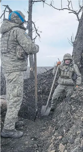  ?? AP ?? Acción. Soldados cavan trincheras en un área del frente ucraniano.
