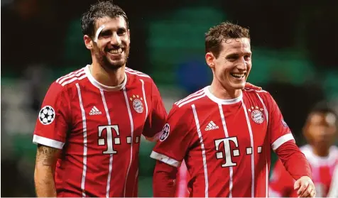  ?? Foto: Getty Images ?? „Ist nur Blut“: Unter seinem Entdecker Jupp Heynckes entwickelt sich Javi Martinez (links, neben Sebastian Rudy) beim FC Bayern wieder zu einer zentralen Figur. Sein Siegtor gegen Celtic bezahlte der 29 Jährige mit einer Platzwunde an der Schläfe.