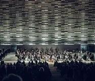  ??  ?? In progress
Dall’alto Klaus Mäkelä è sul podio dell’Orchestre de Paris, l’orchestra del Maggio, e un concerto alla cavea del Maggio dove stasera si esibirà il giovane direttore finlandese