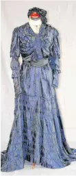 ?? FOTO: SONJA MÜLLER © MUSEUM ULM ?? Die Robe der Ulmer Industriel­lengattin Bertha Leube wird später im neuen Themenraum zu Kleiderord­nungen und Mode im Museum Ulm zu sehen sein.