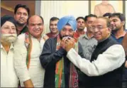  ?? BURHAAN KINU/HT PHOTO ?? Former Congress minister Arvinder Singh with BJP MP Vijay Goel after he joined the BJP on Tuesday.