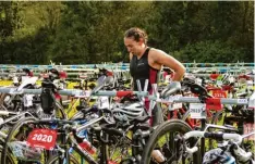  ?? Foto: Christian Reißner ?? In einem Meer aus Fahrrädern steht Nadine Bender. Die Friedberge­rin hatte in Im menstadt beim Schwimmen diesmal große Probleme und musste sich vor dem Radeln einige Zeit erholen.